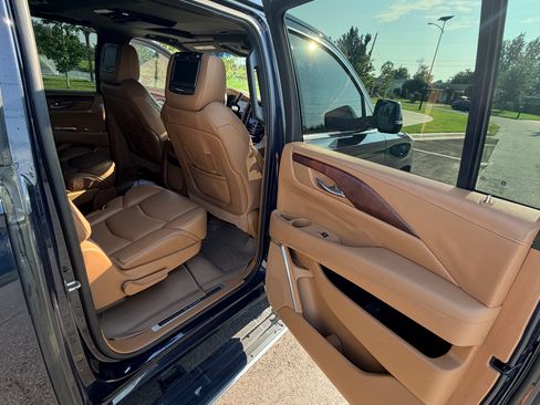 Used 2017 Cadillac Escalade ESV Platinum AWD/4WD image 19