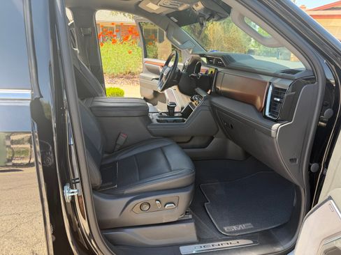 Used 2023 GMC Sierra 1500 Denali w/ Technology Package AWD/4WD image 17