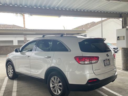 Used 2017 Kia Sorento LX w/ LX Convenience Package image 4