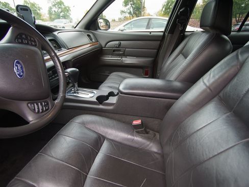 Used 2004 Ford Crown Victoria LX image 24