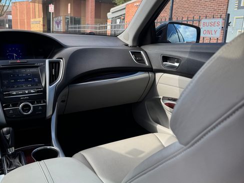 Used 2017 Acura TLX FWD image 10