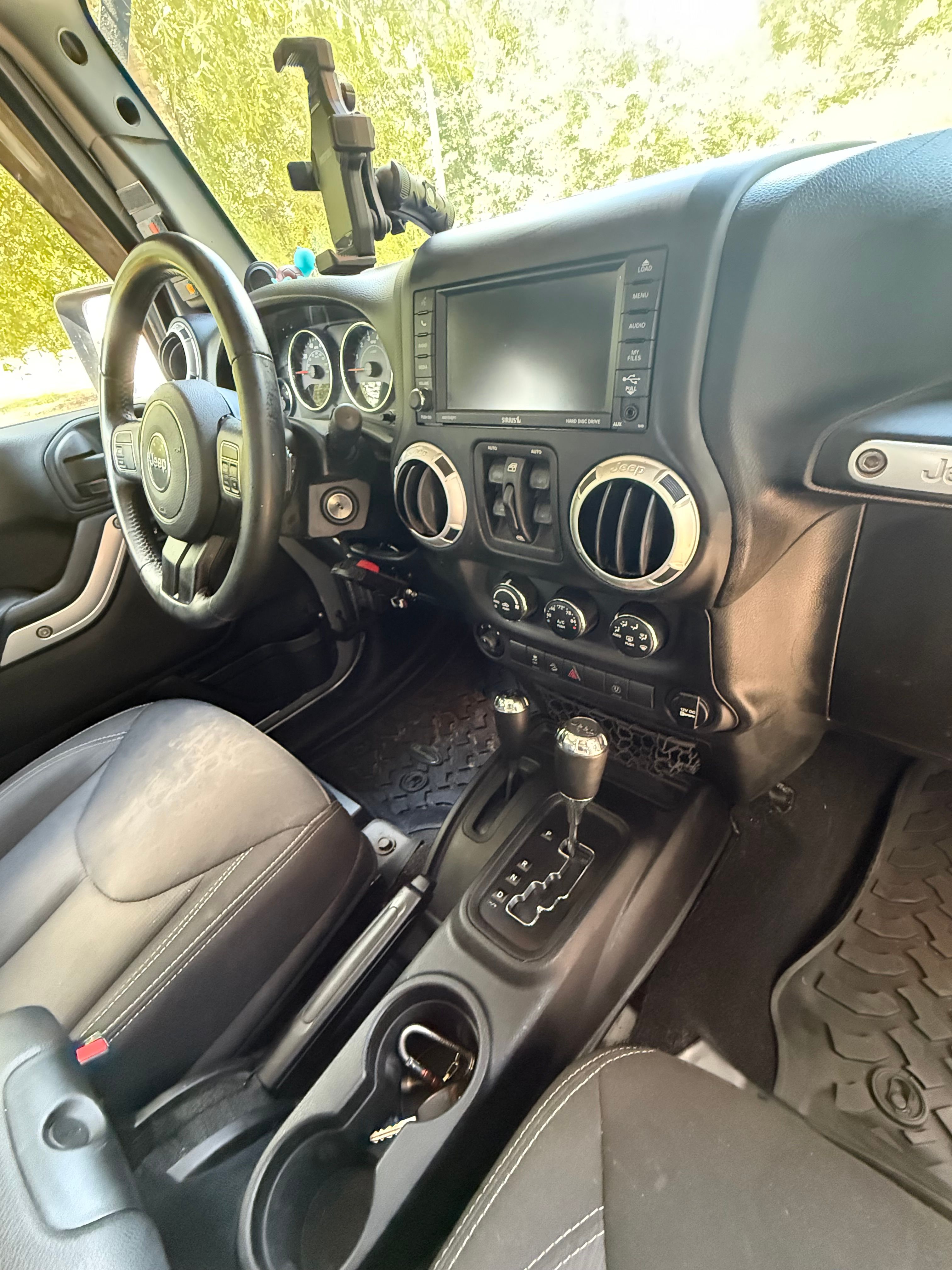 Used 2014 Jeep Wrangler Unlimited Rubicon w/ Max Tow Package AWD/4WD image 10