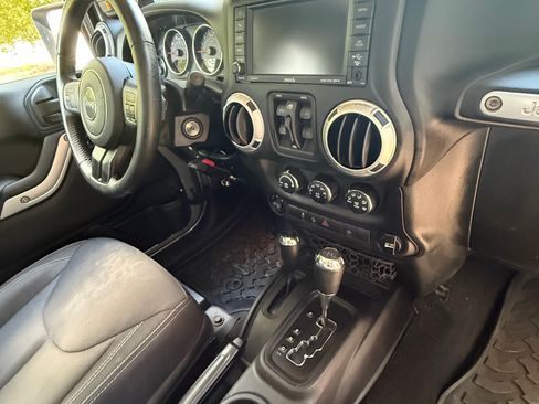 Used 2014 Jeep Wrangler Unlimited Rubicon w/ Max Tow Package AWD/4WD image 10