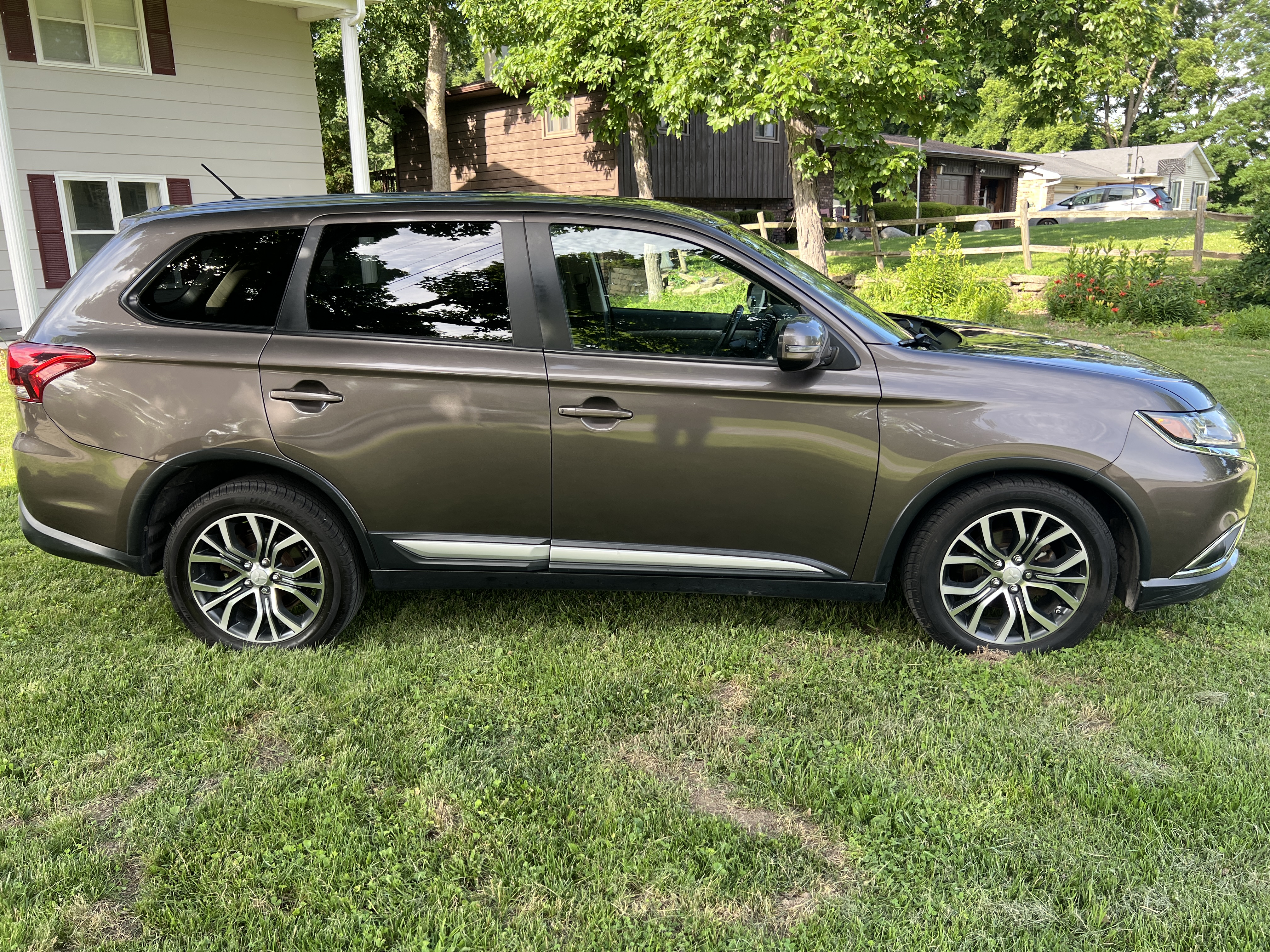 Used 2016 Mitsubishi Outlander SE AWD/4WD image 2