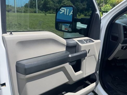 Used 2022 Ford F250 XL w/ Power Equipment Group RWD image 4