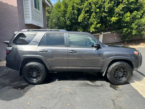 Used 2018 Toyota 4Runner TRD Off-Road Premium image 8