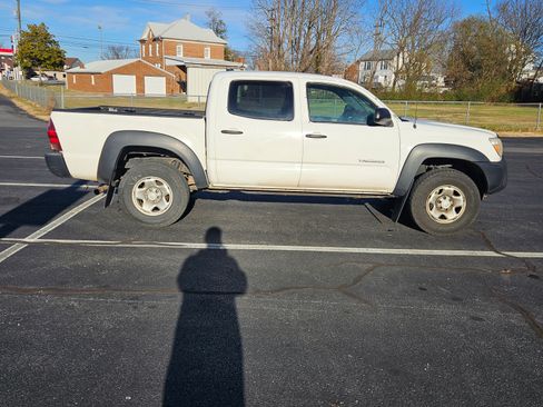 Used 2012 Toyota Tacoma PreRunner image 2