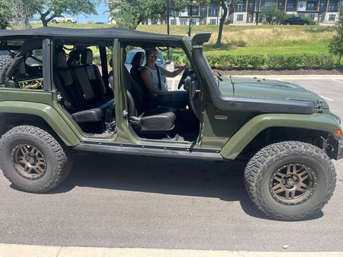 Used 2016 Jeep Wrangler Unlimited Sahara AWD/4WD image 5
