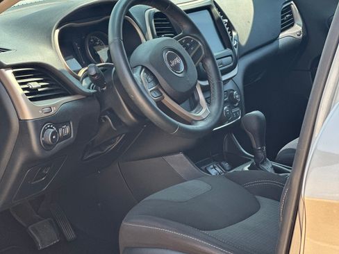 Used 2017 Jeep Cherokee Latitude image 5