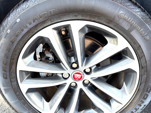 Used 2018 Jaguar F-PACE Premium image 5