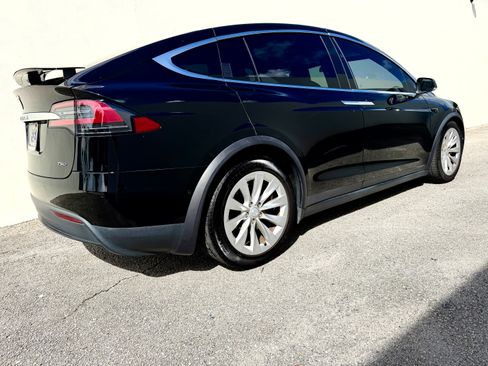 Used 2018 Tesla Model X 75D image 2