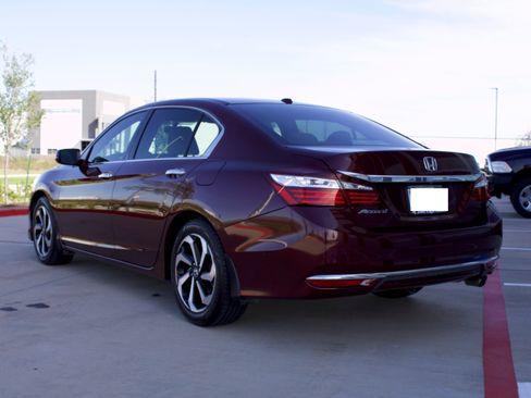 Used 2017 Honda Accord EX image 4
