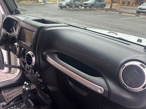 Used 2013 Jeep Wrangler Unlimited Sahara image 24