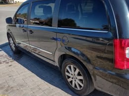 Used 2014 Chrysler Town & Country Touring image 4