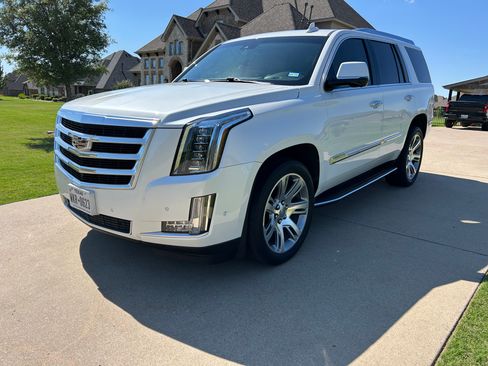 Used 2018 Cadillac Escalade Luxury RWD image 2