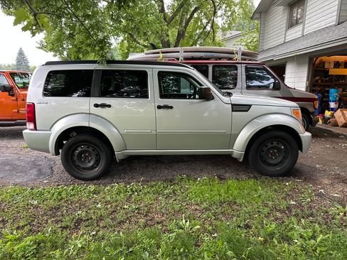 Used 2011 Dodge Nitro SXT image 2
