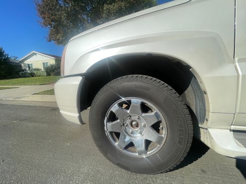 Used 2005 Cadillac Escalade AWD image 17