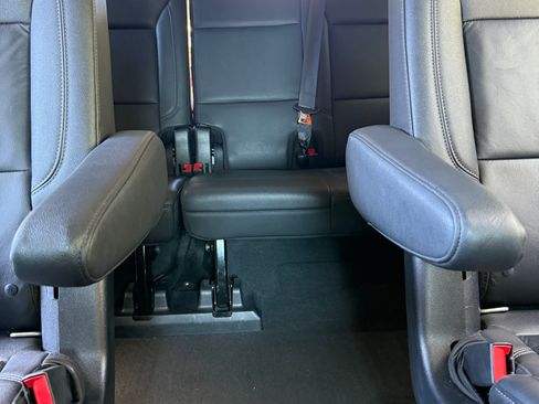 Used 2021 Chevrolet Suburban Z71 image 4