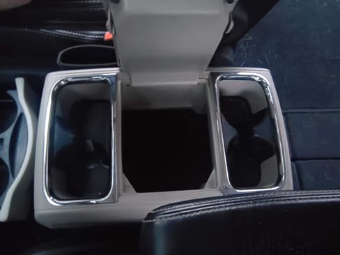 Used 2014 Chrysler Town & Country Touring image 26