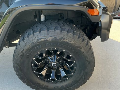 Used 2019 Jeep Wrangler Unlimited Sahara w/ Uconnect 4C Nav & Sound Group AWD/4WD image 8