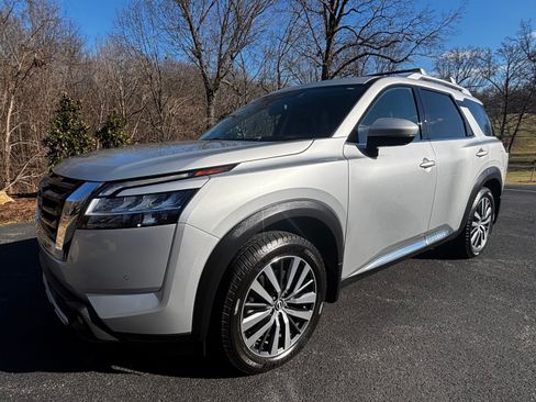 Used 2022 Nissan Pathfinder Platinum w/ Cargo Package image 5