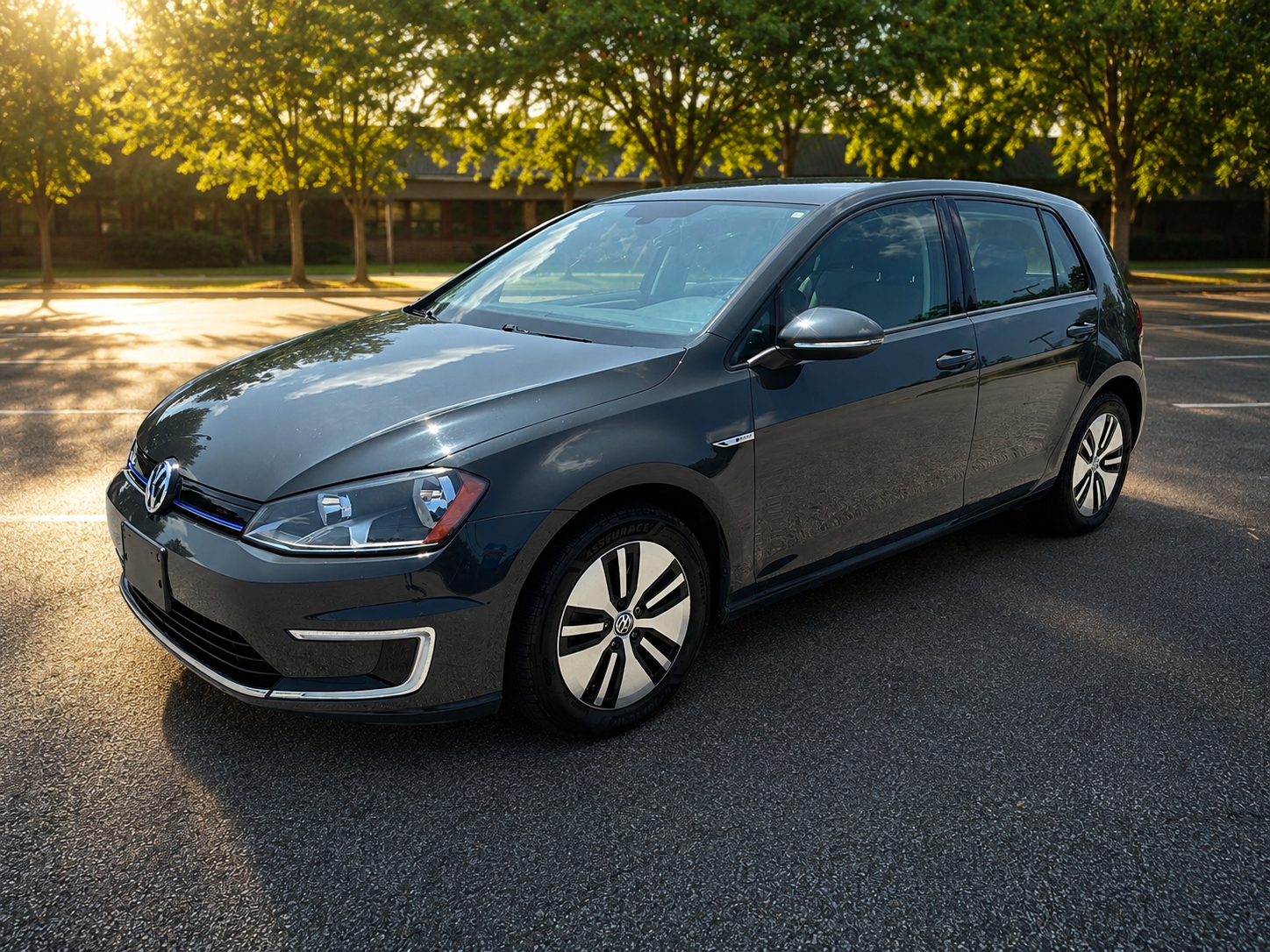 Used 2016 Volkswagen e-Golf SE FWD image 1