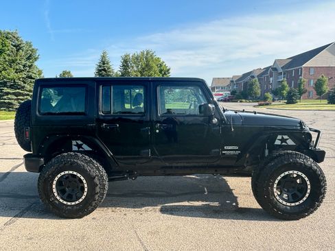 Used 2017 Jeep Wrangler Unlimited Sport w/ Connectivity Group AWD/4WD image 8