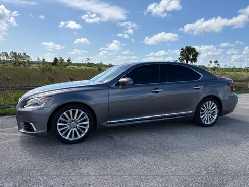 Used 2013 Lexus LS 460 w/ Comfort Pkg RWD image 2