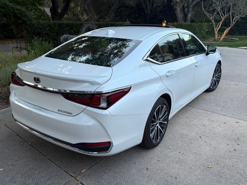 Used 2025 Lexus ES 300h w/ Premium Package FWD image 5