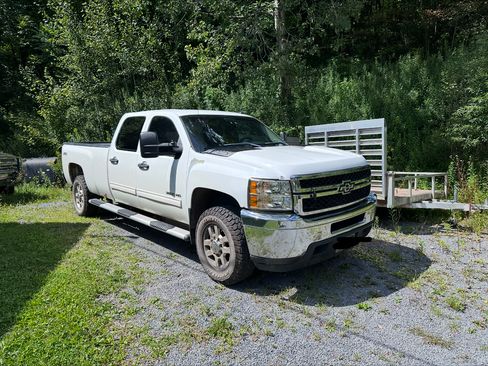 Used 2011 Chevrolet Silverado 3500 LT w/ Interior Plus Package image 2