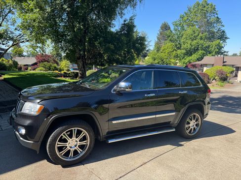 Used 2013 Jeep Grand Cherokee Overland w/ Advance Technology Group AWD/4WD image 9