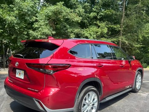Used 2022 Toyota Highlander Limited AWD/4WD image 2