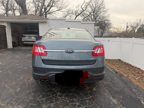 Used 2010 Ford Taurus SEL image 2