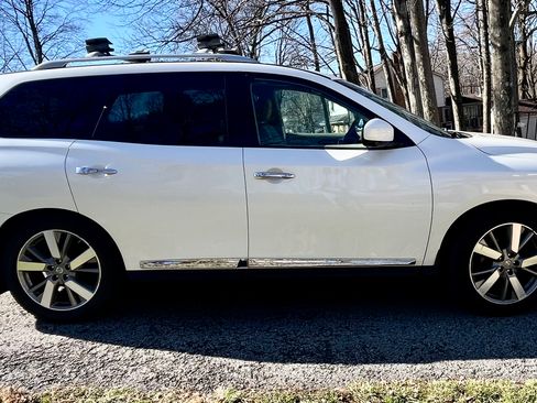 Used 2016 Nissan Pathfinder Platinum image 2