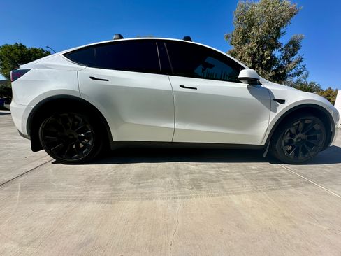 Used 2022 Tesla Model Y Long Range image 11