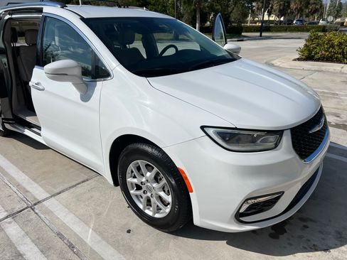 Used 2021 Chrysler Pacifica Touring-L FWD image 1