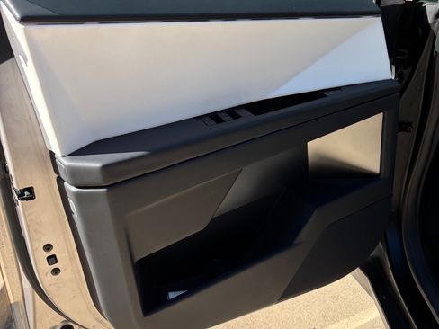 Used 2024 Tesla Cybertruck AWD Crew Cab image 9