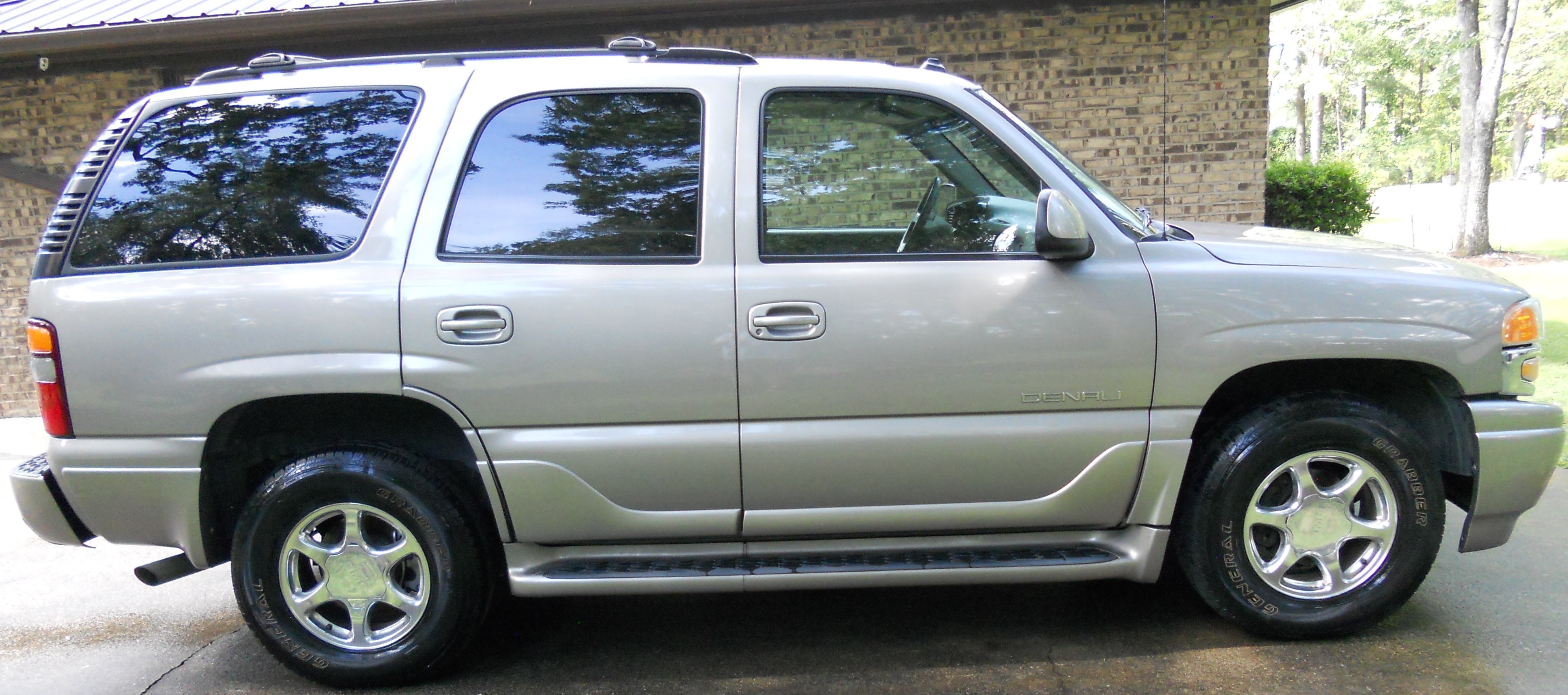Used 2003 GMC Yukon Denali AWD/4WD image 1