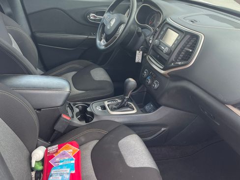 Used 2017 Jeep Cherokee Sport FWD image 11