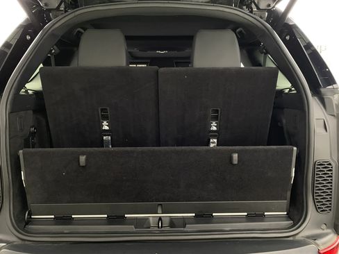 Used 2020 Land Rover Discovery SE image 12