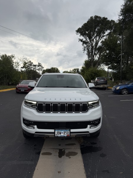 Used 2022 Jeep Wagoneer Series III w/ Premium Group I AWD/4WD image 6