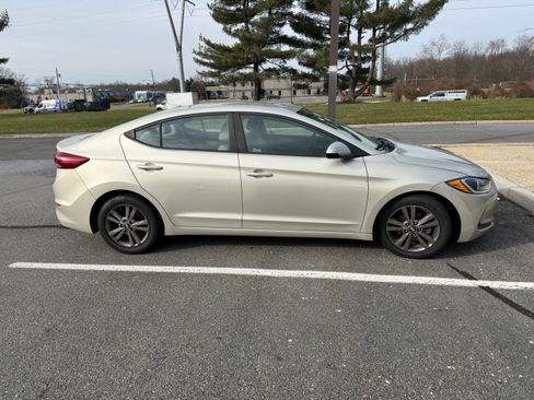 Used 2017 Hyundai Elantra SE image 1
