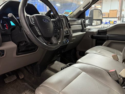 Used 2017 Ford F550 2WD Crew Cab Super Duty image 9