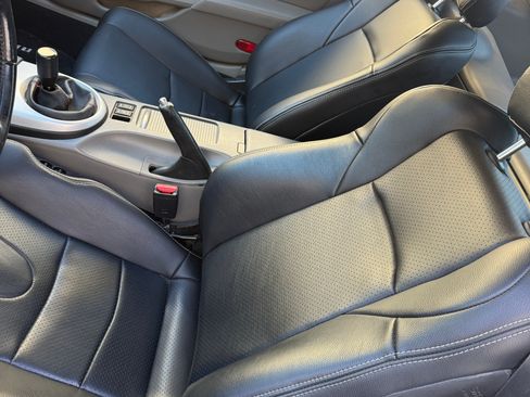 Used 2006 Nissan 350Z Touring w/ (N93) Cargo Convenience Pkg image 9