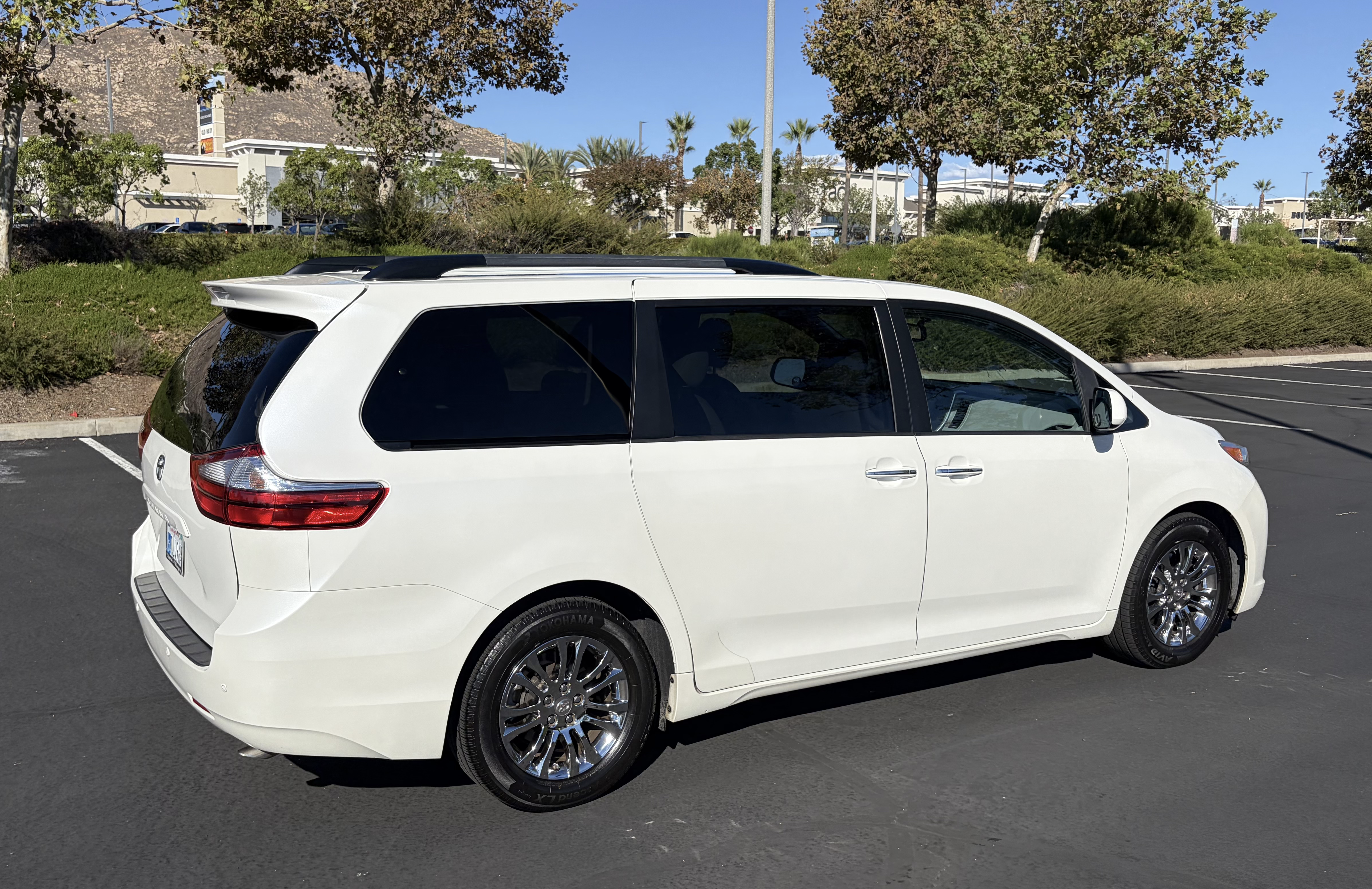 Used 2015 Toyota Sienna XLE w/ XLE Navigation Package FWD image 5