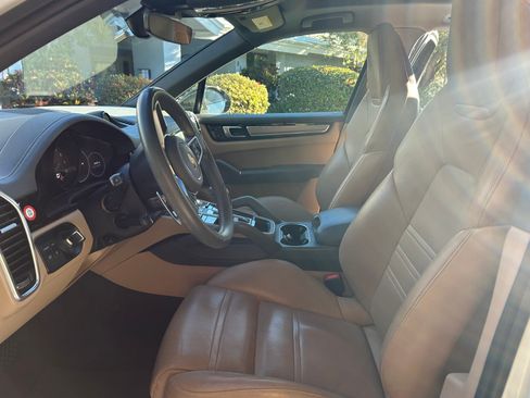 Used 2023 Porsche Cayenne Platinum Edition image 12