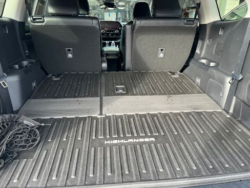 Used 2023 Toyota Highlander Limited image 12