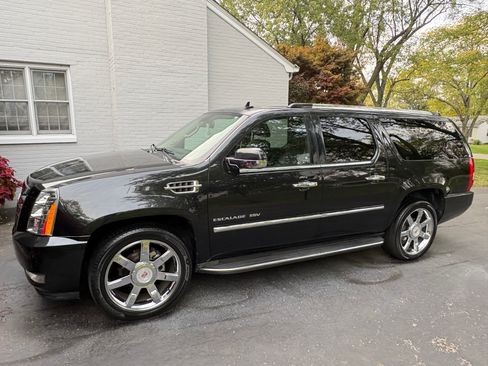 Used 2013 Cadillac Escalade ESV Luxury image 1