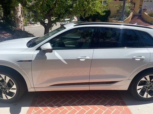 Used 2022 Audi e-tron Premium w/ Convenience Plus Package AWD/4WD image 4