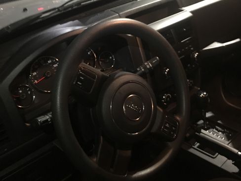 Used 2012 Jeep Liberty Sport AWD/4WD image 12
